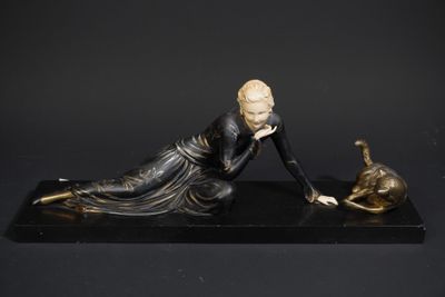 statue d'une femme avec un chat, posée sur un socle noir