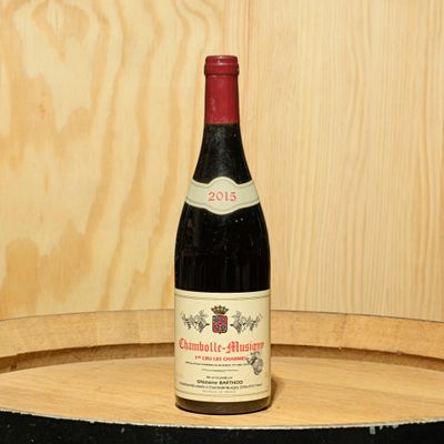 une bouteille de vin posée sur un tonneau