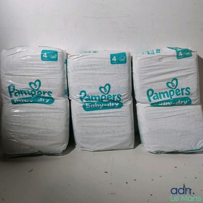 quatre paquets de couches Pampers empilés les uns sur les autres