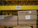 une grande pile de boîtes sur une palette dans un entrepôt