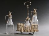 une image représentant une carafe en argent et en verre ainsi qu'une bouteille posées sur un socle