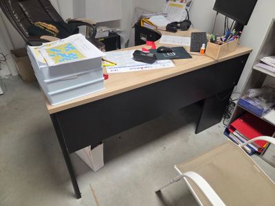 un bureau sur lequel se trouvent un écran d'ordinateur et des livres