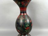un vase posé sur une surface blanche
