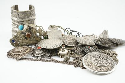 ASIE. Ensemble de bijoux en argent. - Photo 1