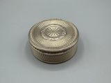 boîte ancienne en argent avec un motif décoratif sur le couvercle