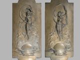 deux sculptures métalliques représentant des anges, fixées à un mur et entourées d'eau et de nuages