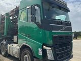 un camion vert garé sur le bord de la route