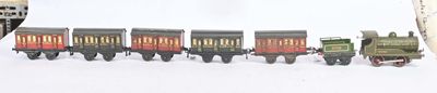 un petit train qui se trouve à côté d'autres petits trains