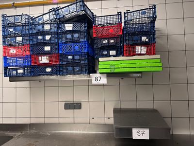 de nombreuses caisses accrochées au mur d'un magasin