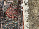 un tapis posé à même le sol