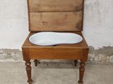 une chaise en bois sur laquelle est posé un bol blanc