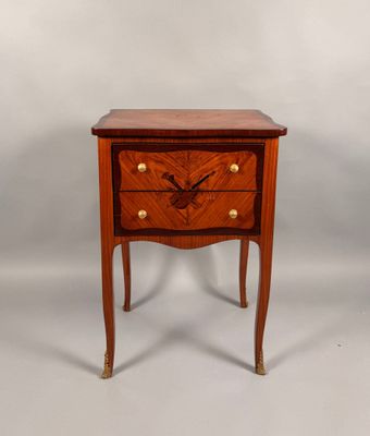 une image représentant une petite table en bois sur laquelle est posée une horloge
