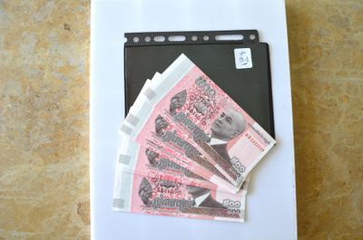 une image représentant un bloc-notes sur lequel est posée une liasse de billets