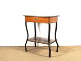 une petite table en bois surmontée d'une étagère