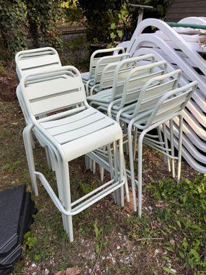 many chairs and a table in the yard