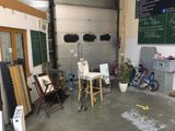 une pièce dans laquelle se trouvent beaucoup de meubles et un vélo