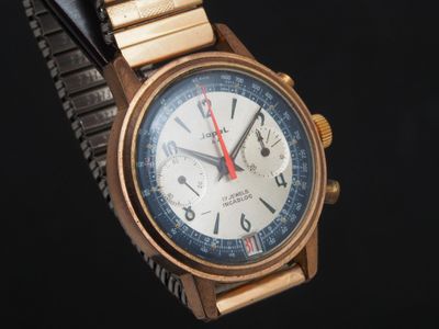 gros plan d'une montre sur fond noir