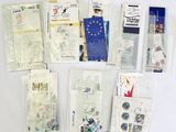 de nombreux types de timbres et d'enveloppes disposés sur une table