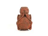 une image représentant une figurine de singe assis sur son dos