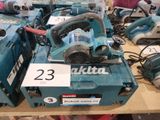 un grand nombre d'outils posés sur une table