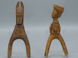 une paire de figurines en bois représentant un homme et une femme