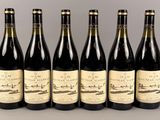 six bouteilles de vin rouge sont alignées