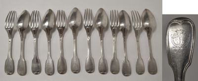 Suite de six COUVERTS DE TABLE en argent modèle filets, armoriés. Pari