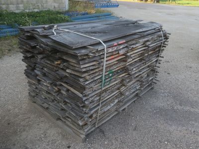 un tas de bois posé au bord de la route