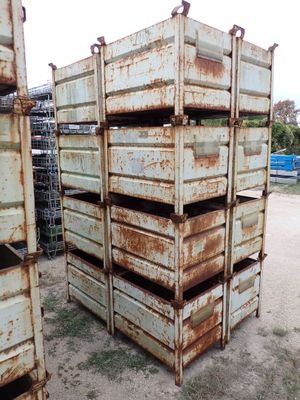 une pile de caisses métalliques posées par terre