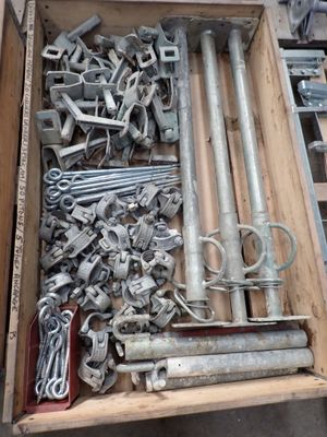 une boîte en bois remplie d'objets métalliques divers