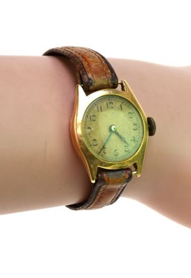 le poignet d'une femme sur lequel est posée une montre