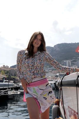 une femme debout sur un bateau dans l'eau