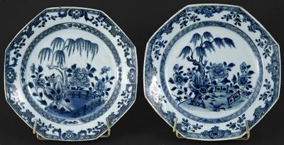 deux assiettes bleues et blanches ornées d'oiseaux et de fleurs