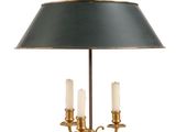 une image d'une lampe de table avec un abat-jour noir