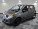 la photo d'une petite voiture argentée garée dans un garage