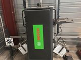 un chariot à bagages sur lequel est collé un autocollant vert, dans un garage