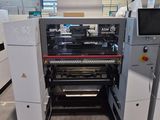 l'image d'une machine située à l'intérieur d'un bâtiment
