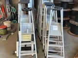plusieurs échelles empilées dans une pièce