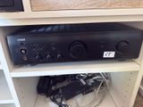 une photo d'une chaîne hi-fi dans un meuble