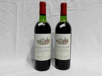 deux bouteilles de vin rouge posées l'une à côté de l'autre sur une table
