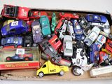 une boîte en carton remplie de petites voitures de toutes sortes