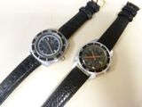 deux montres assises l'une à côté de l'autre sur une table