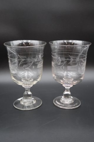 Paire de verres à raison en verre. H : 22 cm. Un verre avec éclat...