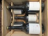 trois bouteilles de vin dans un coffret en bois