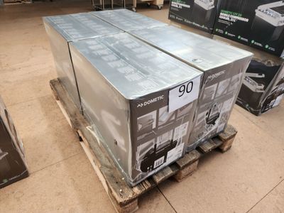 deux cartons sur une palette dans un magasin