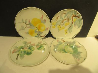 trois assiettes ornées de fleurs, posées sur une table