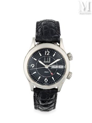 une photo d'une montre-bracelet avec un cadran noir et un bracelet en cuir noir