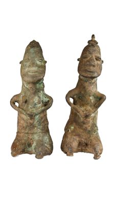 paire de figurines en bronze représentant un homme et une femme