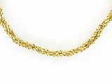 gros plan d'un collier en or sur fond blanc