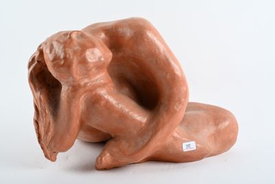 une sculpture en argile représentant un chien sur un fond blanc